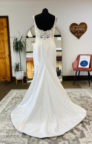 Pure Bridal | Wedding Dress | Fit To Flare | G175A