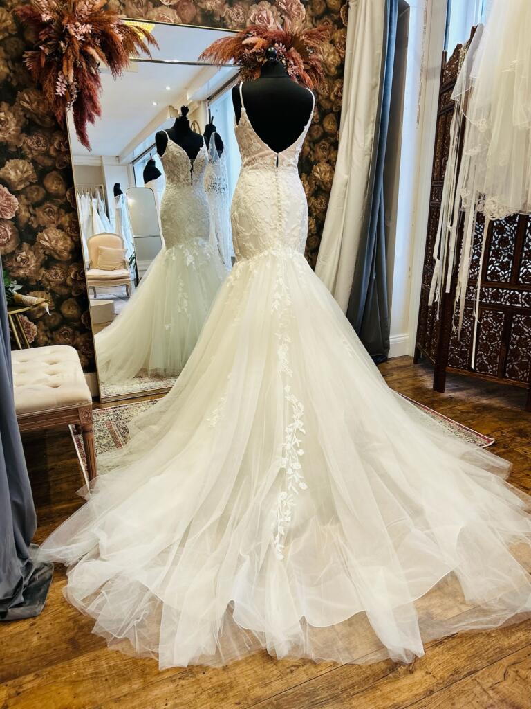 knee length dresses for ladies Sample Enzoani Odelia Wedding Dress main image 0