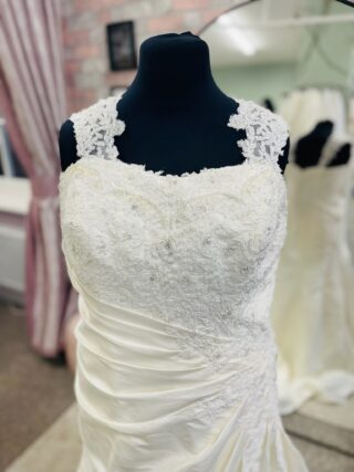 Unforgettable | Wedding Dress | Fit To Flare | D1988K