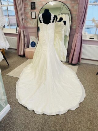 Unforgettable | Wedding Dress | Fit To Flare | D1988K