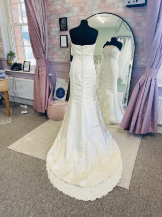 Ritva Westenius | Wedding Dress | Fit To Flare | D1992K