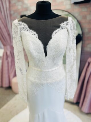 Suzanne Neville | Wedding Dress | Fit To Flare | D2016K