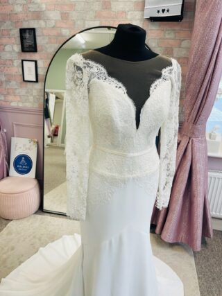 Suzanne Neville | Wedding Dress | Fit To Flare | D2016K