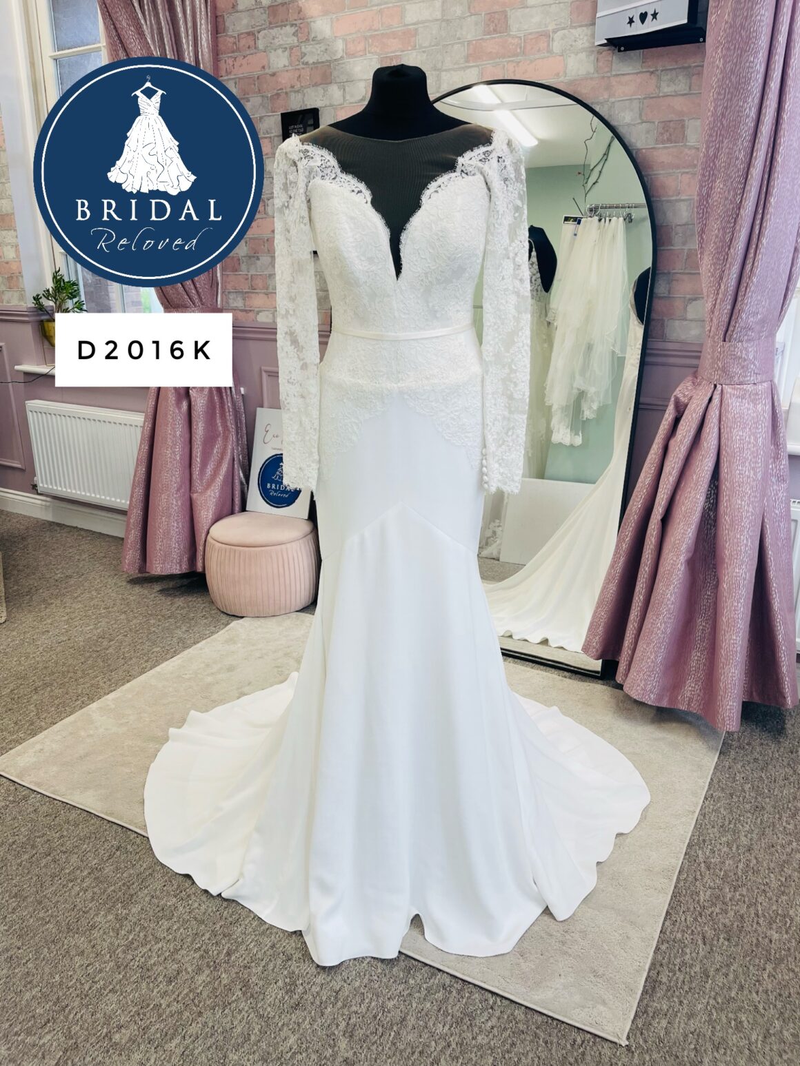 Suzanne Neville | Wedding Dress | Fit To Flare | D2016K