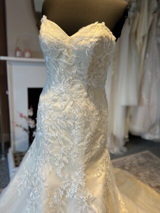 Romantica | Wedding Dress | Fit To Flare | 00310