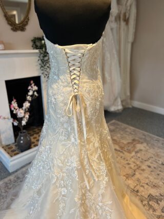 Romantica | Wedding Dress | Fit To Flare | 00310