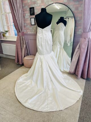 Alfred Angelo | Wedding Dress | Fit To Flare | D2101KG