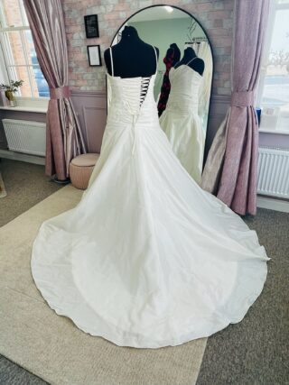 Benjamin Roberts | Wedding Dress | Fit To Flare | D2103KG