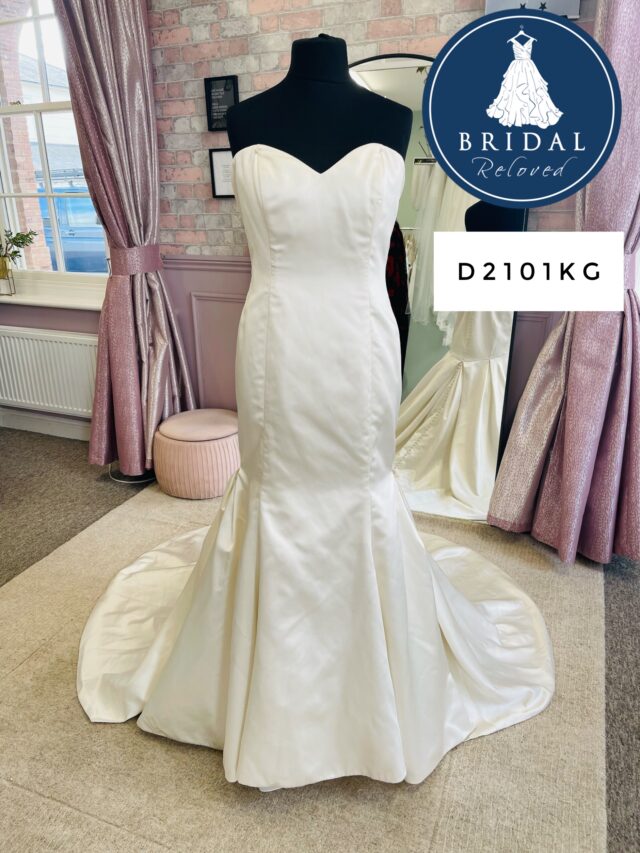 Alfred Angelo | Wedding Dress | Fit To Flare | D2101KG