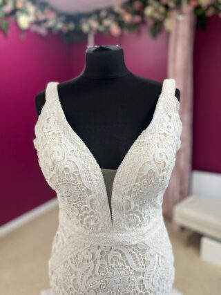 Christina Wu | Wedding Dress | Fit To Flare | FLB16N