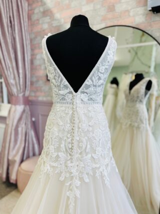 Nicole Milano | Wedding Dress | Fit To Flare | D2136K