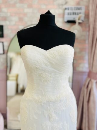 Benjamin Roberts | Wedding Dress | Fit To Flare | D2188K