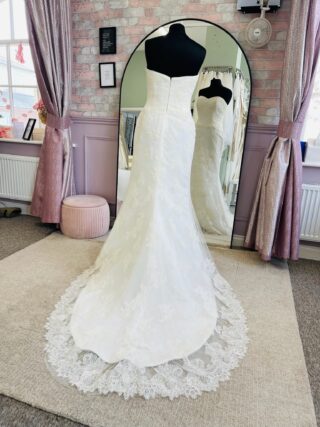Benjamin Roberts | Wedding Dress | Fit To Flare | D2188K